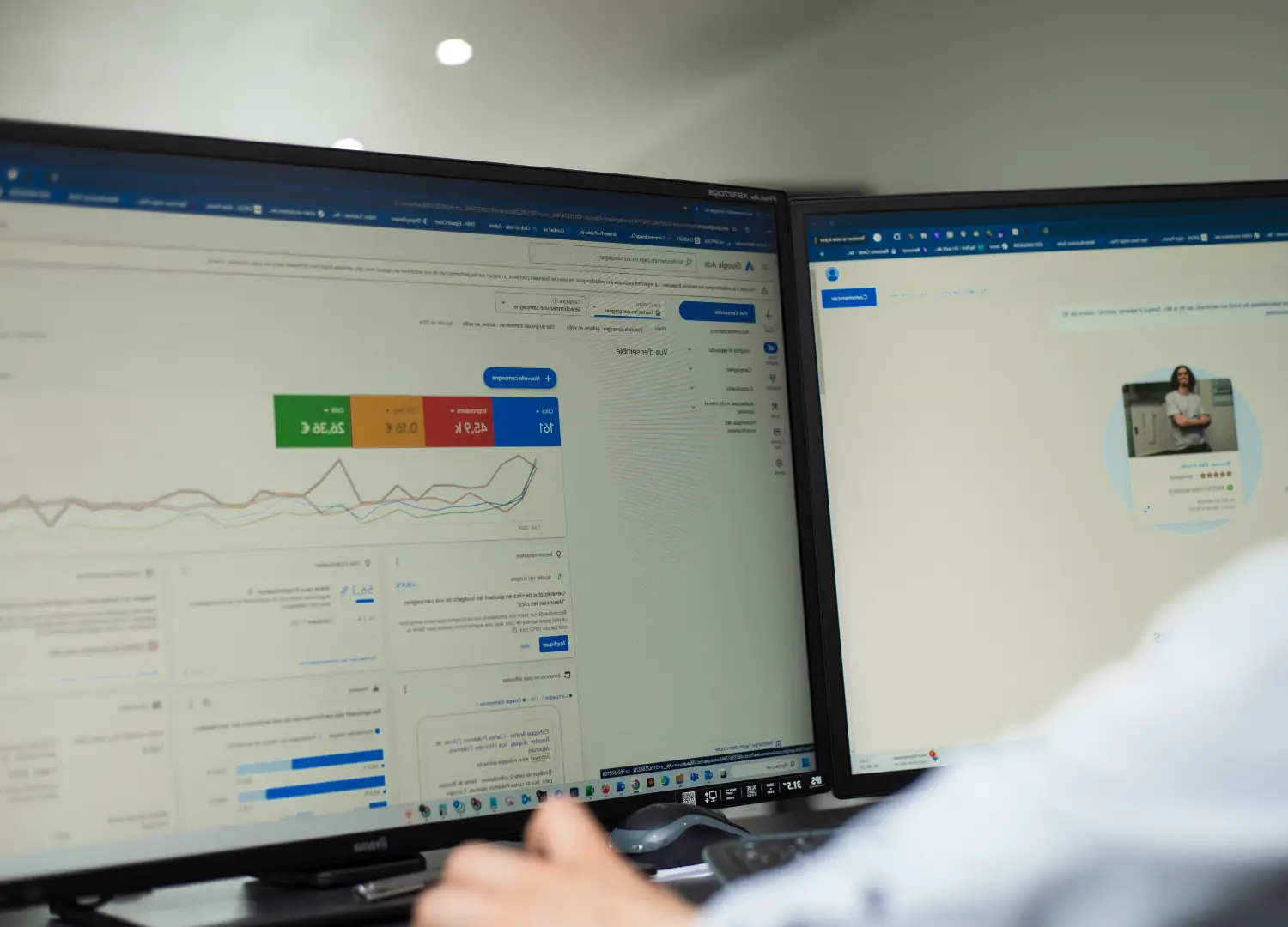 Gros plan sur l'ordinateur de Kevin qui s'occupe de la gestion des campagnes ads des clients Clickonweb.